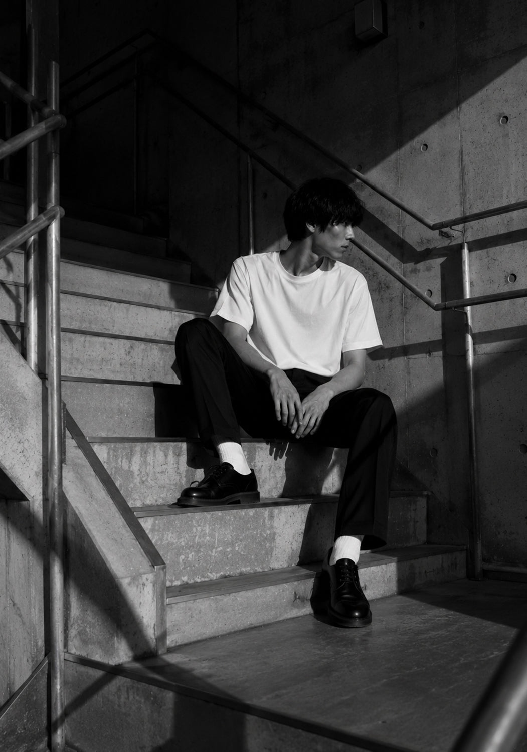 Male model wearing the white JA-101